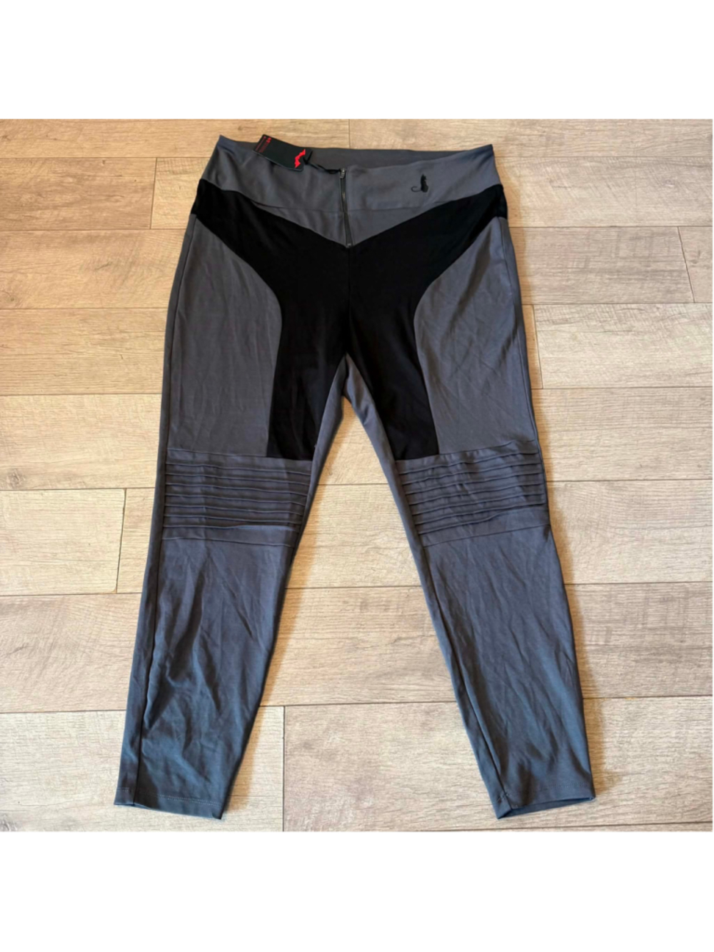 New Women's DC The Batman Catwoman Leggings Size 2 Grey Black
